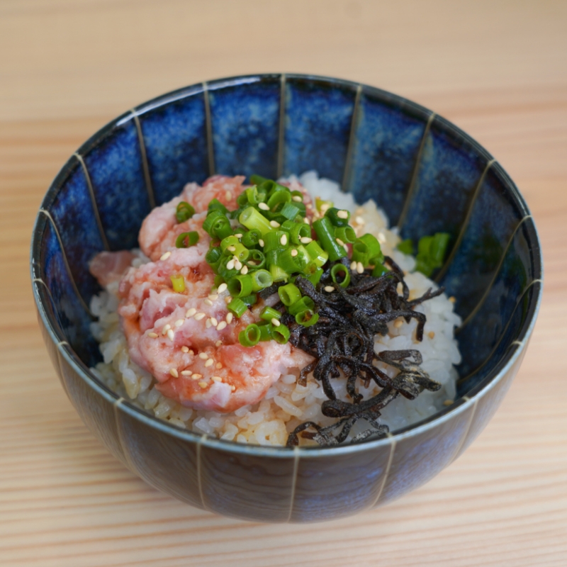 画像:マグロたたきと塩昆布の和風小丼