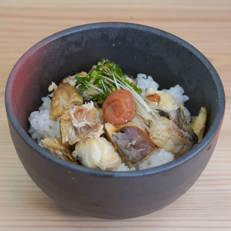 画像:焼き鯖ほぐし身と梅干しの若狭小丼