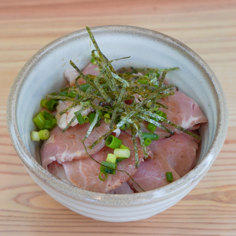 画像:豚肩レアチャーシューのかもめ流小丼